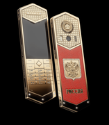 Cận cảnh chiếc điện thoại mạ vàng giá 700 triệu kỷ niệm Lễ nhậm chức của ông Putin