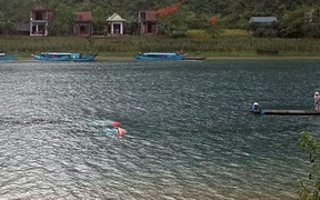 Lốc xoáy đánh úp 2 thuyền chở 21 du khách tham quan Phong Nha - Kẻ Bàng, 1 người chết