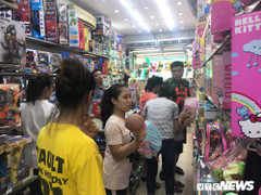Chen giữa trời nắng đổ lửa mua quà dịp Tết thiếu nhi 1/6