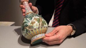 Tìm thấy bình cổ giá 432 tỷ đồng trong hộp đựng giày bị vứt xó trên gác mái