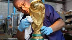 Đột nhập xưởng sản xuất Cúp vàng World Cup giá 456 tỷ đồng: Ánh hào quang giữa khói bụi