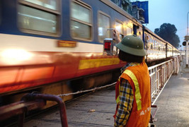 Đau bụng đúng lúc tàu tới, nhân viên gác chắn bị chuyển công tác