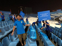 Hành động đẹp của CĐV Việt Nam tại giải bóng đá Cup VinaPhone 2018