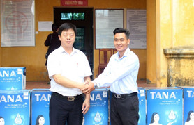 Nhân dân vùng lụt Nam Phương Tiến đón nhận hệ thống máy lọc nước từ Tập đoàn Tân Á Đại Thành
