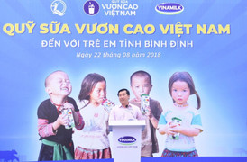 Quỹ sữa Vươn cao Việt Nam và Vinamilk tiếp tục trao 64.000 ly sữa cho trẻ em tỉnh Bình Định