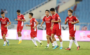 Coca-Cola tặng lon Việt Nam vô địch bằng vàng cho Olympic Việt Nam