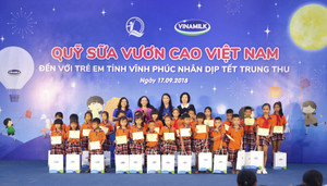 Quỹ sữa Vươn Cao Việt Nam và Vinamilk đem niềm vui ngày tết Trung thu đến cho trẻ em tỉnh Vĩnh Phúc