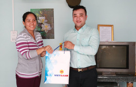 Vietbank trao nhà tình thương cho người dân Nhà Bè
