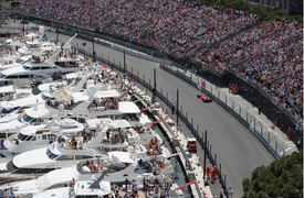 Khán giả phấn khích ngắm xe F1 phóng trên đường phố