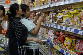 Nhộn nhịp khách đi siêu thị Co.opmart sắm tết mua 1 tặng 1