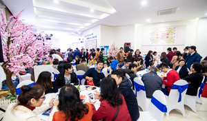 Khách hàng chen chân tới tham dự Lễ cất nóc Samsora Premier 105