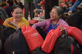 1.200 công nhân nghèo xúc động nhận vé về quê ăn Tết