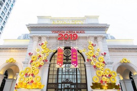 Nườm nượp dòng người đến Vincom chơi Chợ Tết xưa