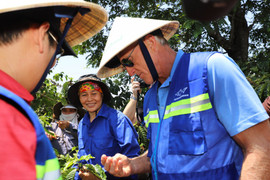 Golf thủ huyền thoại Greg Norman thăm vùng cà phê huyền thoại CADA tỉnh Đắk Lắk