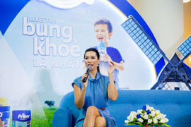 Siêu mẫu Hà Anh: 'Quá để ý tới cân nặng của con chỉ làm bố mẹ bớt vui'