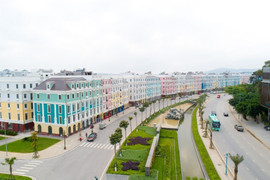 Ngắm Bãi Cháy 'khác lạ' với shophouse lộng lẫy trên đường Hạ Long