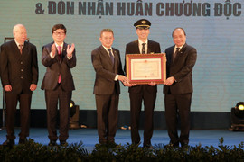 Kỷ niệm 60 năm thành lập, Đoàn Bay 919 của Vietnam Airlines đón nhận Huân chương Độc lập hạng Nhì