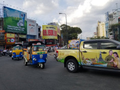 Khán giả hào hứng trước sự xuất hiện bất ngờ của đoàn xe Tuk Tuk Thái Lan tại Việt Nam