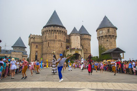 Tổng đạo diễn show 'Vũ hội Ánh dương': 'Tôi sẽ mang đến một vương quốc không có thật trên mặt đất này!'