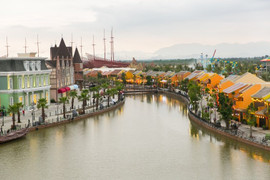 Bạn nhỏ các nước lạc lối trên đảo dân gian tại Vinpearl Land Nam Hội An