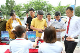 Khách hàng chen nhau lái thử xe VinFast Fadil
