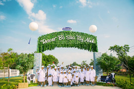Vinamilk tổ chức cho con em nhân viên thăm Resort bò sữa