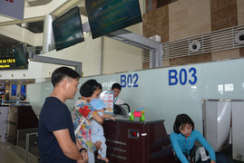 Lần đầu tiên tại Việt Nam mở quầy làm thủ tục hàng không riêng cho gia đình có người cao tuổi, trẻ nhỏ