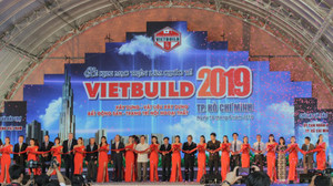 Gian hàng Tập Đoàn Tân Á Đại Thành thu hút đông đảo khách tham quan và mua sắm tại Vietbuild tháng 06/2019