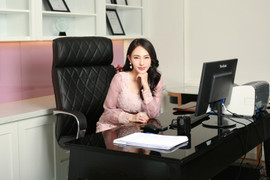 Hoa hậu Thu Hoàng khoe thần thái rạng ngời dù tất bật với dự án mới