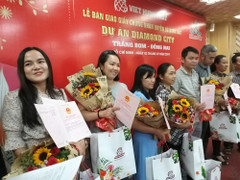 Việt Hưng Phát trao hàng trăm sổ hồng Dự án Diamond City