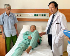 Nhân vật trong bức ảnh lịch sử 'Cô bộ đội bế em bé' và phép màu giữa đời thực