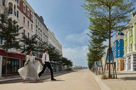 Theo chân Á hậu Dương Tú Anh khám phá góc phố mua sắm sành điệu tại Hạ Long