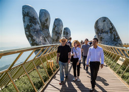 Nới visa, không 'nới' dịch vụ, coi chừng lợi bất cập hại