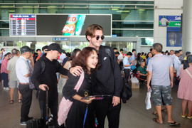 Fans Việt bất ngờ trước sự xuất hiện của Greyson Chance tại sân bay Tân Sơn Nhất