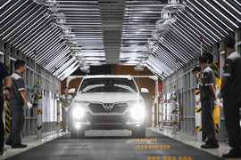 Nhìn lại 21 tháng 'hô biến' bản vẽ phác thảo thành siêu phẩm ô tô Việt VinFast Lux