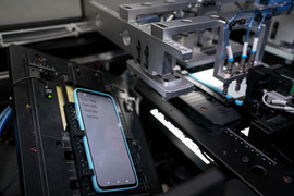 Kỹ sư VinSmart 'đập đi xây lại' nghìn chiếc điện thoại trước khi ra sản phẩm hoàn thiện