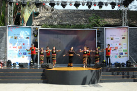 Dàn ca sĩ Nhật – Việt trình diễn 'bùng nổ' tại Hội chợ thương mại Việt Nhật Kizuna 2019