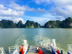 Ngắm kỳ quan Vịnh Hạ Long lãng mạn từ phà Tuần Châu