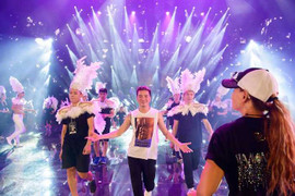 'Nghẹt thở' với sân khấu 'Siêu show kim cương' long lanh của Đàm Vĩnh Hưng