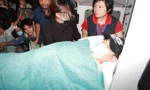 Lưu Đức Hoa vẫn bất động sau khi bị ngựa giẫm lên lưng