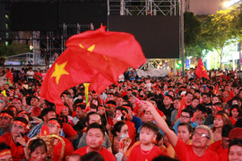 Video: CĐV cả nước đổ ra đường ăn mừng chiến thắng lịch sử của đội tuyển U22 Việt Nam