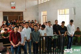 Ngăn chặn hỗn chiến, 2 công an viên bị đánh trọng thương