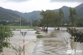 Lũ chồng lũ: Giao thông các tỉnh miền Trung bị chia cắt