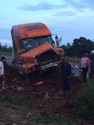 Xe mất phanh, tài xế container lao xe lên gò đất cứu nhiều người dừng đèn đỏ