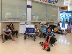 Hàng nghìn người vạ vật trải chiếu nằm chờ chuyến bay ở Tân Sơn Nhất