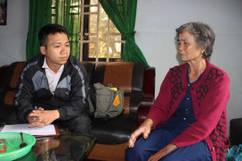 Cặp vợ chồng đang tưới cây bỗng cấp cứu vì nghi bị đầu độc