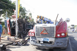 Xe đầu kéo gây tai nạn đứt đôi đầu trên đường Hồ Chí Minh
