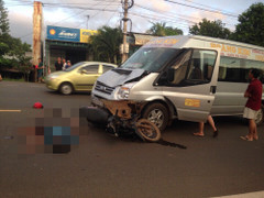 Băng qua đường, 2 người trên xe máy bị xe khách tông nguy kịch