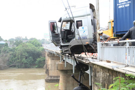 Xe đầu kéo tông sập lan can, nằm chênh vênh trên cầu Sêrêpốk