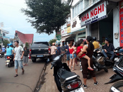 Nghe tiếng động mạnh, chủ nhà nghỉ mở cửa tá hoả thấy người đàn ông sùi bọt mép